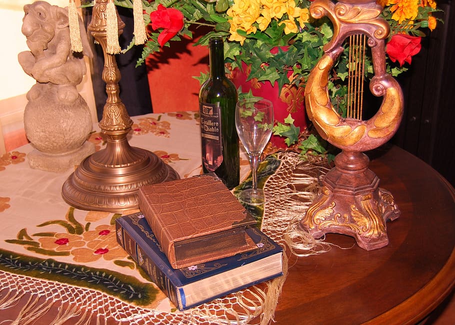 tablescape, interior, llibres, taula de biblioteca, lectura, decoració, taules, victoriana, bufanda, vintage, taula, antiguitat, cap gent, a l'interior, natura morta, flor, planta, estil retro, equips d’il·luminació, espiritualitat, contenidor, metall, patró, ampolla, planta amb flors, naturalesa, disseny, arquitectura, luxe, llum elèctrica, ornamentat, 2K