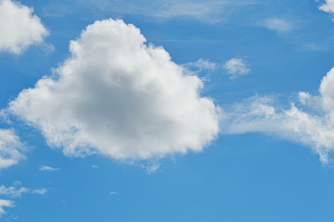skyer, himmel, hvid, blå, sky - himmel, baggrunde, natur, skønhed i naturen, hvid farve, scenics - natur, miljø, ro, cloudscape, atmosfære, idyllisk, ingen mennesker, sollys, fluffy, dag, vind, udendørs, frihed, meteorologi, lyse, abstrakt, blødhed, klima, ren, abstrakte baggrunde, 5K, CC0, offentligt domæne, royaltyfrie