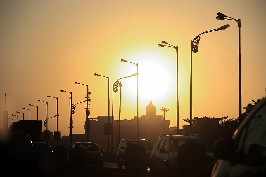 silueta, llums dels aparcaments, posta de sol, horitzó, taronja, cel, lluna, llum, cotxe, vehicle, carretera, carrer, trànsit, pol, ciutat, indústria, llum del carrer, indústria del petroli, il·luminat, cap gent, fàbrica, nit, automòbil, transport, manera de transport, sol, vehicle terrestre, equips d’il·luminació, naturalesa, vida de ciutat, arquitectura, color taronja, 5K