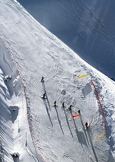 gruppe, folk skiløb, sne, legeme, vand, dagtimerne, gruppe af mennesker, krop af vand, vinter, stå på ski, sport, natur, skibakke, udendørs, koldtemperatur, ski, hvid, bjerg, kold temperatur, is, Frosset, høj vinkel visning, vintersport, dag, hvid farve, skønhed i naturen, scenics - natur, fritidsaktivitet, eventyr, ikke-urbane scene, rigtige mennesker, uigenkendelig person, bjergkæde, snedækket bjerg, ekstremt vejr, 4K, CC0, offentligt domæne, royaltyfrie