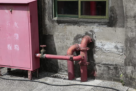 Feuerhydrant, private Nachricht, Doppelläufig, die Architektur, Rohr - Rohr, pinke Farbe, Wandbau - Funktion, gebaute Struktur, Tag, Gebäudehülle, Verbindung, Metall, keine Leute, draußen, rot, Rohr, Fenster, Sicherheit, Schutz, Ventil, Wand, Maschinenventil, Feuerwehrschlauch, 5K, CC0, gemeinfrei, lizenzfrei