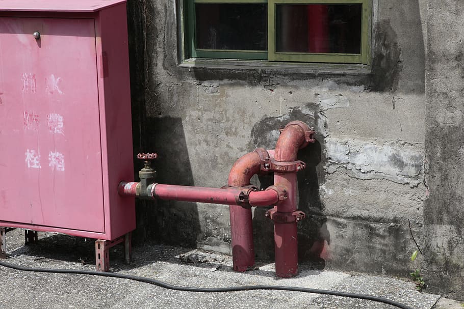 požární hydrant, soukromá zpráva, dvouhlavňový, architektura, trubka - trubka, růžová barva, nástěnný prvek, stavba, den, exteriér budovy, spojení, kov, nikdo, venku, Červené, trubka, okno, bezpečnost, bezpečnostní, ochrana, ventil, zeď, strojní ventil, požární hadice, 5K