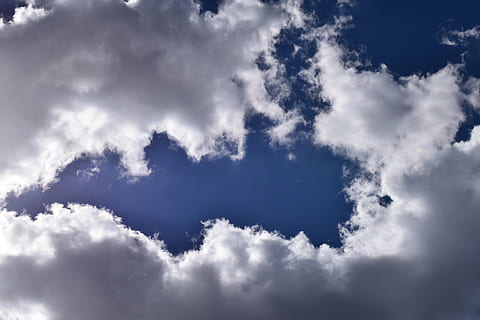 wolken, hemel, stilte, natuur, blauw, weer, wolk - lucht, achtergronden, buitenshuis, dag, lucht, zomer, cloudscape, bewolking, wit, milieu, schoonheid in de natuur, witte kleur, wind, geen mensen, pluizig, dramatische hemel, scenics - natuur, atmosfeer, zonlicht, humeurige lucht, meteorologie, donker, klimaat, zachtheid, 5K, CC0, publiek domein, royaltyvrij