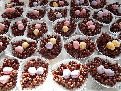 sort candy parti, chokolade, reder, påske, æg, kage, forår, mad, ferie, sød, slik, traditionel, dessert, sæson-, hjemmelavet, tæt på, gourmet, mad og drikke, friskhed, fuld ramme, høj vinkel visning, overbærenhed, baggrunde, ingen mennesker, stor gruppe af objekter, stilleben, sødt mad, fristelse, cupcake, overflod, dag, indendørs, valg, usund spisning, til salg, cupcake holder, 5K, CC0, offentligt domæne, royaltyfrie