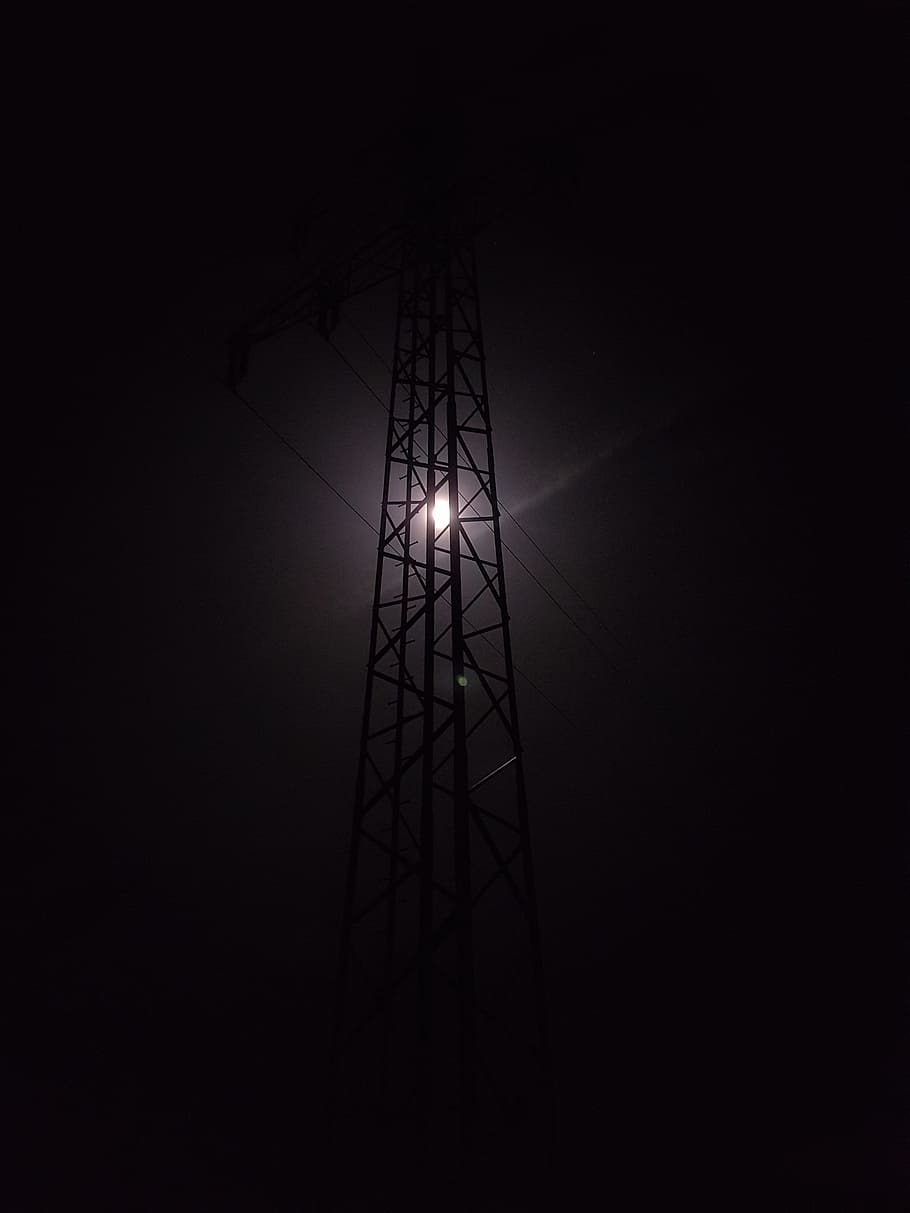 aktuell, Dunkelheit, Licht, mystisch, gebaute Struktur, die Architektur, Flachwinkelansicht, Elektrizität, Nacht-, Technologie, Himmel, Lichtanlage, keine Leute, Kraftstoff- und Stromerzeugung, beleuchtet, kopieren sie platz, Turm, Silhouette, Natur, Metall, große Höhe, draußen, Netzteil, Verbindung, schwarzer Hintergrund, hell, 4K