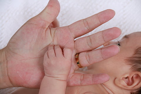 bebe, palma, mano, afecto, recién nacido, sensibilidad, bebé, niña, niño, inocencia, pureza, retrato, mano humana, parte del cuerpo humano, infancia, joven, familia, padre, emoción positiva, parte del cuerpo, familia con un hijo, hembras, mujer, unión, amor, madre, cuidado, dedo, hija, 5K, CC0, dominio público, libre de derechos