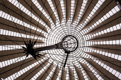 architecture, berlin, contrast, building, capital, abstract, roof, ceiling, circle, pattern, built structure, low angle view, indoors, no people, shape, geometric shape, travel destinations, sky, architectural feature, day, city, design, sunlight, directly below, concentric, alloy, 4K, CC0, public domain, royalty free