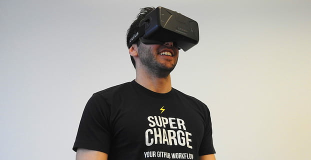 homme, portant, vr casque, réalité virtuelle, oculus, La technologie, réalité, virtuel, casque, technologie, divertissement, futuriste, dispositif, un seul homme, adulte, que les hommes, une personne, vue de face, Seulment les adultes, prise de vue en studio, T-shirt, Vêtements décontractés, permanent, Hommes, la taille, couleur noire, portrait, Activité de loisir, casquette, jeune adulte, à l'intérieur, texte, photo du visage, modes de vie, les jeunes hommes, 4K, CC0, domaine public, libre de droits
