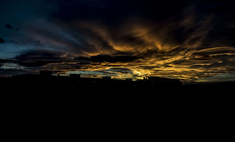 fotografia, núvols, daurat, hores, resplendor, edificis, ennuvolat, fosc, alba, vespre, trist, hora daurada, idíl·lic, naturalesa, pacífica, paisatge, escènic, siluetes, cel, sortida del sol, posta de sol, tranquil, núvol - cel, escenics - natura, bellesa a la natura, cel dramàtic, cap gent, color taronja, tranquil·litat, silueta, medi ambient, escena tranquil·la, a l'aire lliure, tempesta, nit, arquitectura, 5K