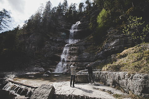 cascata, luce del giorno, ambiente, foresta, copertura forestale, paesaggio, tempo libero, movimento, montagna, natura, all'aperto, parco, persone, fotografi, rocce, scenario, panoramico, pietra, ruscello, viaggio, alberi, acqua, cascate, boschi, albero, pianta, scenics - natura, bellezza nella natura, giorno, nessuno, acqua corrente, scena non urbana, terra, roccia, solido, lunga esposizione, la tranquillità, fluente, 4K, CC0, dominio pubblico, privo di copyright