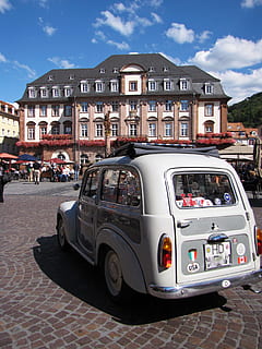 cancellato, sbagliato, una schifezza, auto, scena urbana, città, mezzi di trasporto, strada, all'aperto, Europa, veicolo terrestre, esterno dell'edificio, architettura, Casa, struttura costruita, modo di trasporto, costruzione, veicolo a motore, cielo, natura, persone accessorie, nuvola - cielo, luce del sole, giorno, quartiere residenziale, 2K, CC0, dominio pubblico, privo di copyright