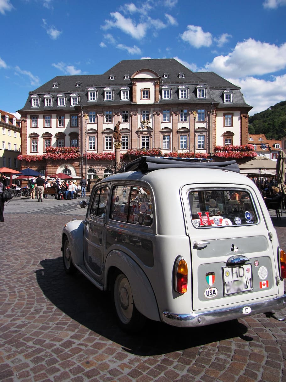 cancellato, sbagliato, una schifezza, auto, scena urbana, città, mezzi di trasporto, strada, all'aperto, Europa, veicolo terrestre, esterno dell'edificio, architettura, Casa, struttura costruita, modo di trasporto, costruzione, veicolo a motore, cielo, natura, persone accessorie, nuvola - cielo, luce del sole, giorno, quartiere residenziale, 2K