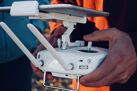 volando da lontano, bianca, controller dji drone, controllore, ipad, mano, detenzione, Tech, mano umana, tecnologia, parte del corpo umano, attrezzatura, macchinario, occupazione, industria, attrezzature di produzione, in casa, fabbrica, persone, abilità, avvicinamento, attività commerciale, tecnico, competenza, lavoro, parte della macchina, robot, dito, equipaggiamento industriale, 5K, CC0, dominio pubblico, privo di copyright