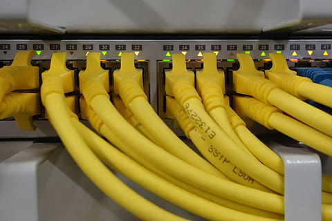 dzeltenie Ethernet kabeļi, tīkla kabeļus, rj45, plāksteris, patch kabelis, tīklā, kabeli, līnija, datu apstrāde, rj-45, savienojumu, kontaktdakšu, lan, tīkla savienotājs, kabelis, rj, makro, dzeltens, aparatūru, dators, edp, slēdzis, izplatītājs, centrs, Ethernet, datus, nekārtība, administrācija, nsa, internetā, uzraudzību, tehnoloģijas, datortīkls, telpās, komunikāciju, rindā, nav cilvēku, tuvplāns, liela objektu grupa, bezvadu tehnoloģija, Bizness, plaukts, tīkla savienojuma spraudni, nozare, uzglabāt, aprīkojumu, globālās komunikācijas, patēriņš, maršrutētājs, 2K