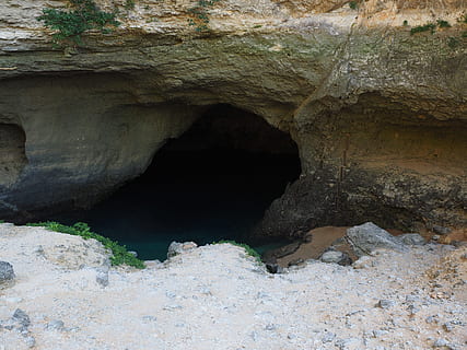 Quelle de la Sorgue, Quelle, Frühling, Wasserhöhle, Höhle, Fluss, Quelle der Sorgue, Karstquelle, Fontaine de Vaucluse, sorgue-quellender Teich, Fontaine-de-Vaucluse, Frankreich, Provence, Ebbe, Sorgue, Rock, Rock - Objekt, solide, Felsformation, keine Leute, die Architektur, Loch, Natur, Tag, Tunnel, Geologie, draußen, Nicht-städtische Szene, Schönheit in der Natur, physische Geographie, gebaute Struktur, Reise, Land, dunkel, erodiert, 4K, CC0, gemeinfrei, lizenzfrei