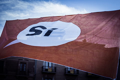 bandera, si, vermell, blanc, catauña, vic, independència, cel, comunicació, cap gent, nombre, arquitectura, exterior de l'edifici, estructura construïda, dia, naturalesa, núvol - cel, vista d’angle baix, signe, text, a l'aire lliure, senyal de trànsit, edifici, guió occidental, llum solar, informació, muntanya, 5K, CC0, domini públic, lliure de regalies