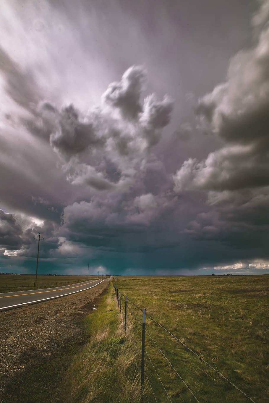 paisaje, llanura, campo, gris, carretera asfaltada, rodeado, verde, hierba, nublado, cielo, tiempo de día, naturaleza, nube, la carretera, nube - cielo, ambiente, belleza en la naturaleza, tierra, paisajes - naturaleza, escena tranquila, tranquilidad, tormenta, nube de tormenta, nadie, escena rural, barrera, al aire libre, ominoso, 5K