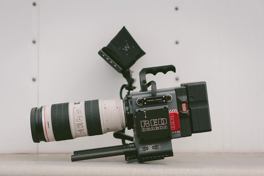 verd, blanc, professional, càmera, foto, negre, càmera de vídeo, al costat, paret, càmera vermella, drac, lent, vídeo, vermell, rodatge, producció, bateria, equipament, tecnologia, zoom, cànon, kit, rock, escena, poder, len, temes de fotografia, cultura i entreteniment artístic, càmera - equip fotogràfic, cap gent, primer pla, a l'interior, comunicació, càmera de vídeo domèstica, industria del cinema, centrar-se en primer pla, sol objecte, equips d’il·luminació, equip fotogràfic, seguretat, funció de construcció de parets, tir de l'estudi, lent - instrument òptic, estudi, protecció, 8K
