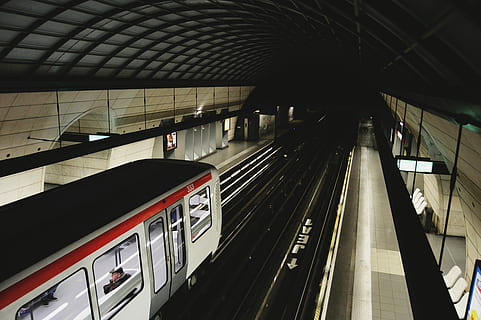 topo, ver fotografia, metrô, trem branco, arquitetura, plataforma, trem, estação de metrô, transporte público, transporte, trem-bala, subterrâneo, transito, veículo, tráfego, Ferrovia, Transporte ferroviário, dentro de casa, estação ferroviária, modo de transporte, rastrear, estrutura construída, viagem, plataforma de estação de trem, escada rolante, visão de alto ângulo, iluminado, pessoas incidentais, o caminho a seguir, moderno, Perspectiva Diminutiva, teto, estação, 5K, CC0, domínio público, royalty free