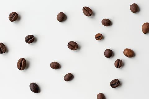 marró, lot de gra de cafè, macro-shot, fruits secs, gra de cafè, cafè, mongeta, rostit, menjar, menjar i beguda, cap gent, frescor, tir de l'estudi, vista d’angle alt, fons blanc, a l'interior, gran grup d'objectes, cafè - beguda, natura morta, gra de cafè torrat, aliments secs, primer pla, directament a sobre, text, Color blanc, beure, berenar, 4K, CC0, domini públic, lliure de regalies