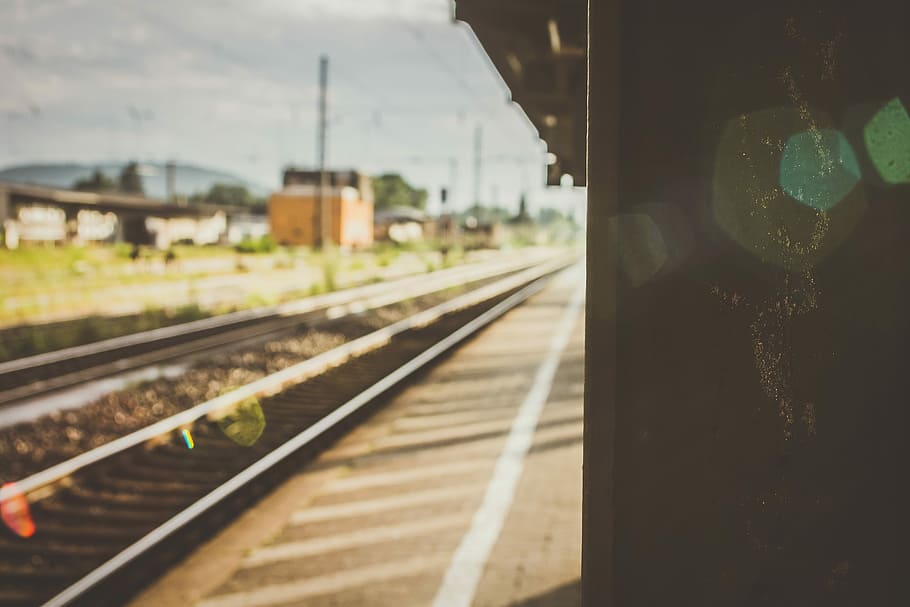 gris, tren metàl·lic de tren, durant el dia, foto, tren ferroviari, posta de sol, vespre, estació de tren, vies del tren, rail, reflexió, len, raig, sol, biga, acer, tren, focu, línia, via de ferrocarril, transport per ferrocarril, pista, transport, vies del ferrocarril, dia, manera de transport, transport públic, cap gent, vidre - material, transparent, naturalesa, finestra, centrar-se en primer pla, plataforma d’estació de ferrocarril, cel, estació de ferrocarril, viatjar, a l'aire lliure, tren - vehicle, 5K