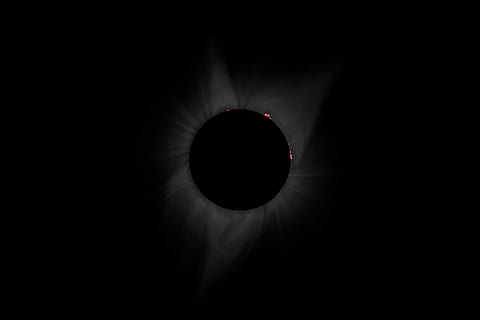 fanget, store, skygge, rund guldfarvet mønt, måne, sol, formørkelse, solformørkelse, himmel, mørk, ingen mennesker, indendørs, kopiere plads, cirkel, nat, geometrisk form, silhuet, naturligt fænomen, plads, rød, form, belyst, enkelt objekt, belysningsudstyr, natur, teknologi, sort farve, loft, lys, elektrisk lampe, sort baggrund, 5K, CC0, offentligt domæne, royaltyfrie