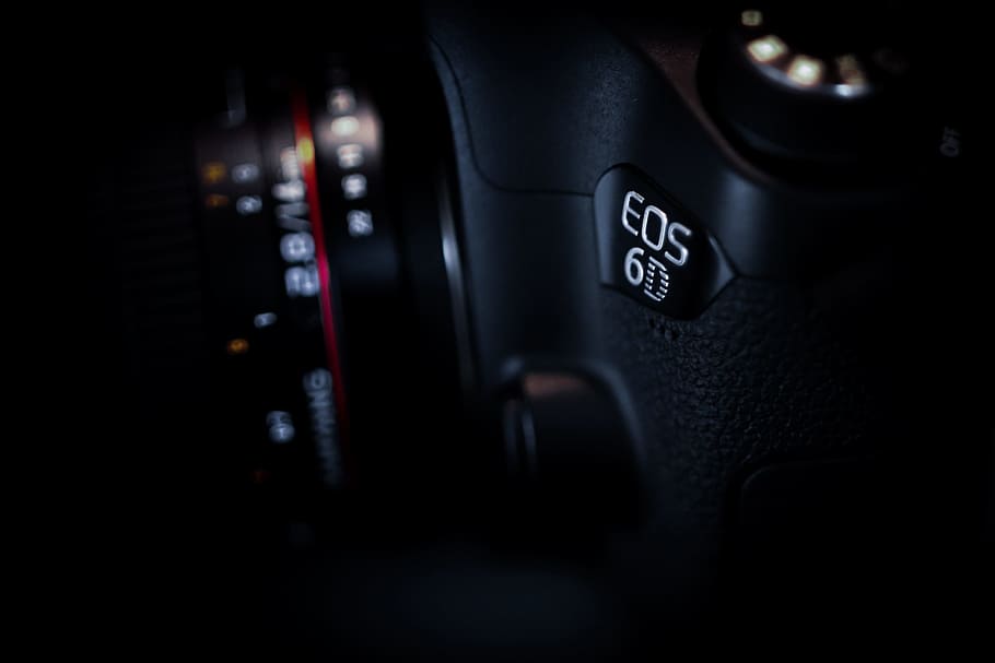 kamera, baggrunden, sort, mørk, kanon, 6d, fotograf, fotoudstyr, teknologi, tæt på, ingen mennesker, transportform, meddelelse, transportmidler, bil, motor køretøj, køretøj interiør, indendørs, tekst, nat, kontrolpanel, kontrollere, belyst, vestlige script, skilt, fokus på forgrunden, selektiv fokusering, trykknap, 2K