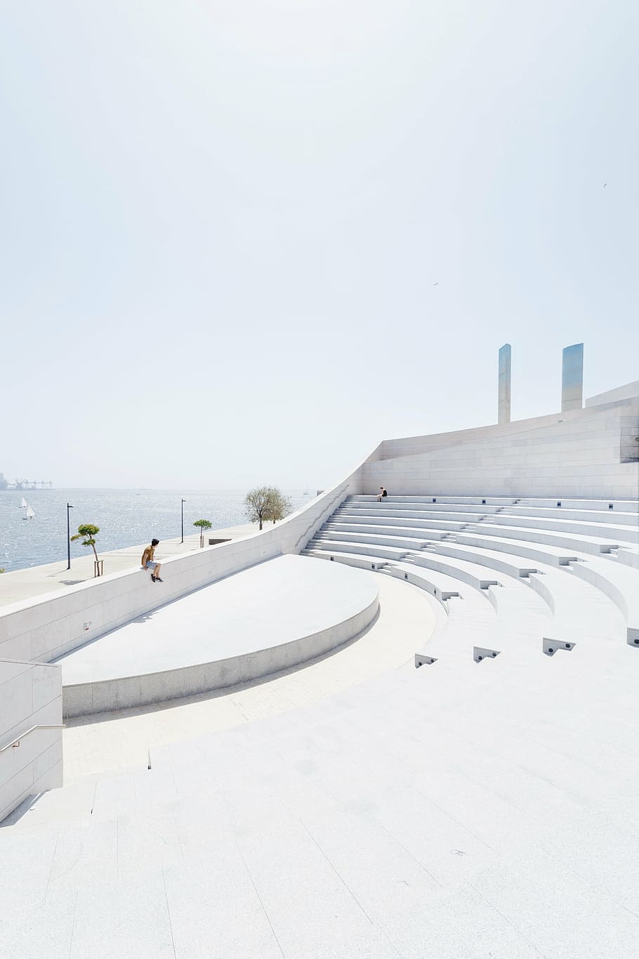 home, assegut, blanc, concret, tanca, arquitectura, edifici, infraestructura, cel, vista, mar, oceà, aigua, referència, viatjar, vora del mar, a l'aire lliure, dia, còpia espai, naturalesa, cel clar, estructura construïda, exterior de l'edifici, persones incidentals, Color blanc, llum solar, persones reals, sendera, estils de vida, gent, activitat d'oci, passeig marítim, 5K