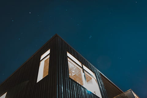 negre, edifici, blau, cel, baix, foto d’angle de, marró, casa, arquitectura, cantonada, finestra, nit, exterior de l'edifici, estructura construïda, vista d’angle baix, estrella - espai, naturalesa, cap gent, astronomia, camp estel·lar, estrella, espai, modern, a l'aire lliure, il·luminat, reflexió, galàxia, exterior d’edifici d’oficines, espai i astronomia, 4K, CC0, domini públic, lliure de regalies