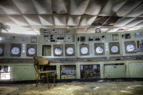 alb, ceasuri analogice, parson scaun, preot, scaun, în interior, abandonat, vechi, murdar, nici o persoana, fabrică, arhitectură, construită, industrie, tavan, învechit, montare pe perete, tehnologie, fereastră, zi, dărâma, istorie, clădire, pardoseală, absență, spălătorie automată, 4K, CC0, domeniu public, fără drepturi de autor