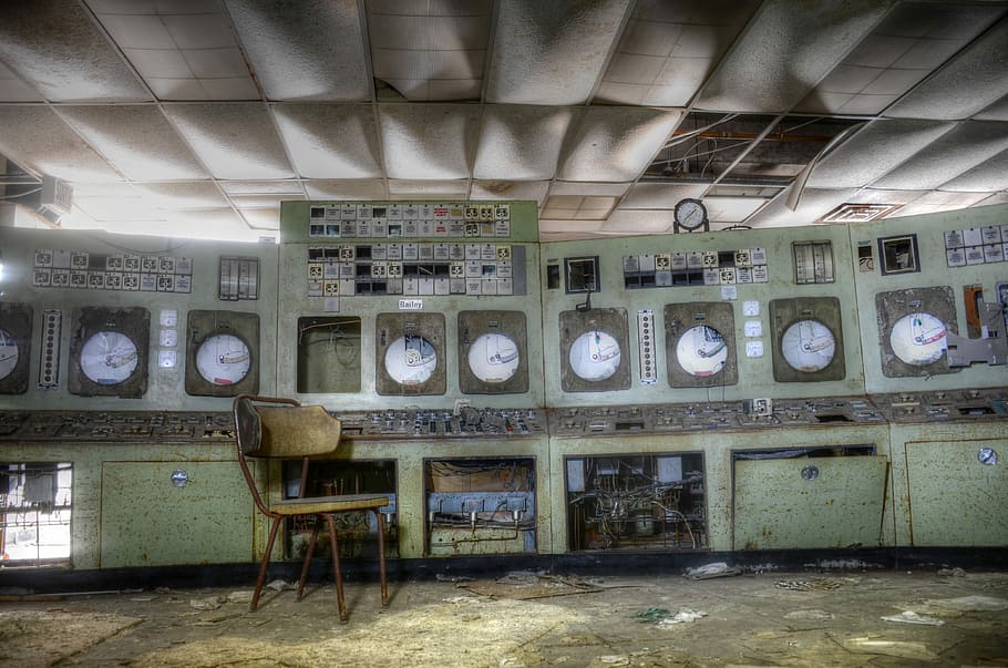 blanc, rellotges analògics, parson chair, Parson, cadira, a l'interior, abandonat, vell, brut, cap gent, fàbrica, arquitectura, estructura construïda, indústria, sostre, obsoleta, funció de construcció de parets, tecnologia, finestra, dia, seient, aixafar, història, edifici, sòls, absència, bugaderia, 4K