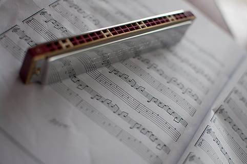 grau, Mundharmonika, oben, Musical, Blatt, Musik-, Anmerkungen, Buch, Papier-, drinnen, Nahansicht, keine Leute, Studioaufnahme, selektiver Fokus, High Angle View, Nummer, einzelnes Objekt, Notenblätter, westliche Schrift, Kunst, Kultur und Unterhaltung, Geschäft, Stillleben, Kommunikation, Text, Finanzen, Rechnung, 4K, CC0, gemeinfrei, lizenzfrei
