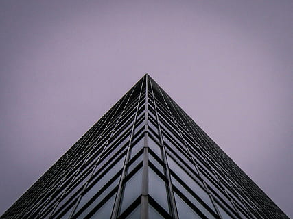 foto de baix angle, de gran alçada, edifici, arquitectura, infraestructura, estructura, establiment, apartament, finestres, condomini, hotel, fosc, nit, vidre, forma de triangle, exterior de l'edifici, estructura construïda, vista d’angle baix, modern, gratacels, cap gent, cel, a l'aire lliure, ciutat, alta - alta, exterior d’edifici d’oficines, oficina, torre, naturalesa, cel clar, còpia espai, dia, directament a sota, 1080P, CC0, domini públic, lliure de regalies