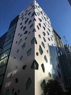 edifici, funky, arquitectura, exterior de l'edifici, modern, exterior d’edifici d’oficines, gratacels, estructura construïda, vista d’angle baix, cel, ciutat, cel clar, naturalesa, cap gent, alta - alta, dia, oficina, llum solar, torre, a l'aire lliure, finestra, blau, 4K, CC0, domini públic, lliure de regalies