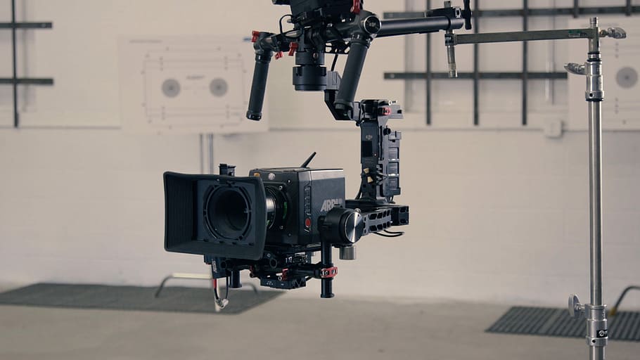 zbliżenie, zdjęcie, czarny, powieszony, kamera wideo, aparat fotograficzny, szary, powierzchnia, kinematografia, tech, technologia, obiektyw, wewnątrz, sprzęt, kamera telewizyjna, tematy fotograficzne, branża filmowa, skupić się na pierwszym planie, studio, sprzęt medialny, żadnych ludzi, aparat fotograficzny - sprzęt fotograficzny, kultura i rozrywka artystyczna, porozumiewanie się, opieka zdrowotna i medycyna, maszyneria, przemysł, przemysł telewizyjny, sprzęt fotograficzny, media, Studio nagrań, filmowanie, domowa kamera wideo, program telewizyjny, 5K