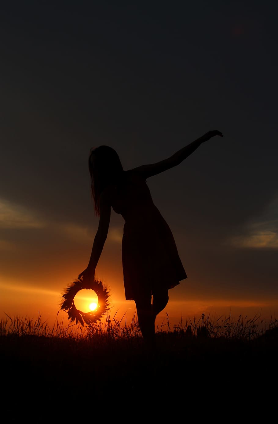 fotografia de silueta, dona, envoltat, herba, daurat, hores, silueta, corona, sol, ombres, jugar, posta de sol, noia, dones, retroil·luminat, naturalesa, gent, vespre, a l'aire lliure, cel, femelles, una persona, crepuscle, adult jove, una sola dona, només dones, només adults, longitud completa, camp, terra, color taronja, persones reals, estils de vida, bellesa a la natura, activitat d'oci, adult, braç humà, braços aixecats, de peu, planta, 4K