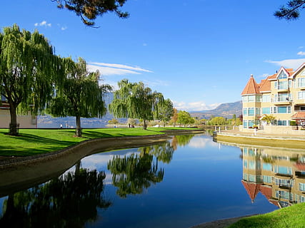 Haus, Nächster, Karosserie, Wasser, Bäume, Foto, See, Beige, Beton, tagsüber, Blau, Himmel, Wolken, Gebäude, Struktur, Reflexion, Grün, Gras, Natur, Landschaft, Aussicht, Luxus, Wohnhaus, Baum, grüne Farbe, Reichtum, die Architektur, gebaute Struktur, Gebäudehülle, Pflanze, Schönheit in der Natur, Tag, keine Leute, Ruhe, draußen, 1080P