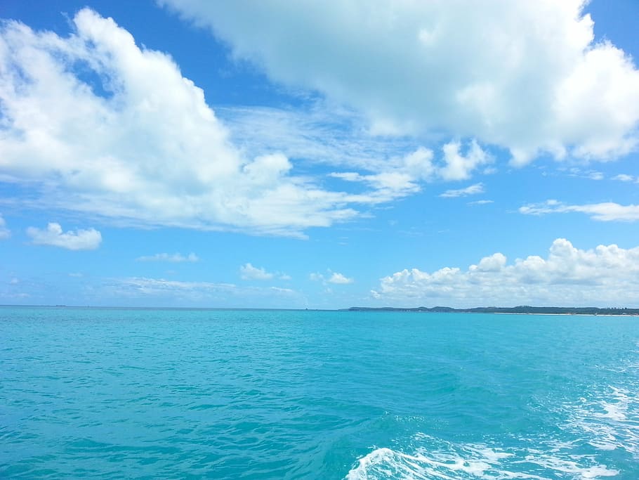 blau, cel, blanc, núvols, mar, platja, paisatge, viatjar, Brasil, sol, natural, destinació, illa, vacances, tropical, turisme, estiu, sorra, aigua, oceà, brillant, al matí, Carib, latino, Amèrica Llatina, naturalesa, escenics, a l'aire lliure, núvol - cel, bellesa a la natura, escenics - natura, tranquil·litat, escena tranquil·la, horitzó, horitzó sobre l’aigua, idíl·lic, dia, cap gent, davant del mar, remot, escena no urbana, color turquesa, 2K