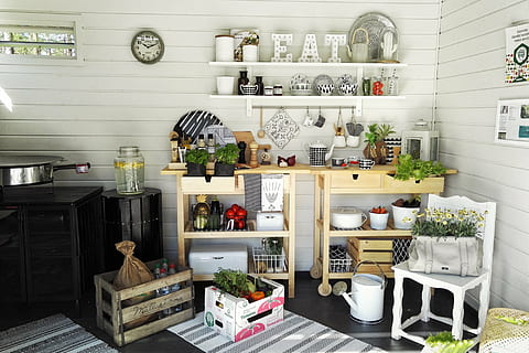 braune Holzkiste, Sommer-, Hof, Küche, Garten, Blume, Sommerblume, Gießkanne, Pflanze, wunderschönen, finnisch, Pflanzen, Grün, Gemüse, Weiß, die atmosphärische, Grill, Terrasse, Getränke, Party, Kochen, Tischgesellschaft, Hauptzusatz, Heimwerker, Entspannung, Dekoration, drinnen, Wohnraum, modern, Dekor, Wohngebäude, Wohnung, Möbel, Gerät, Haushaltsküche, Zuhause, Topfpflanze, keine Leute, Haushaltsausstattung, die Architektur, Küchentisch, gebaute Struktur, Herd, Tabelle, Essen und Trinken, Haus, Container, Uhr, 1080P, CC0, gemeinfrei, lizenzfrei