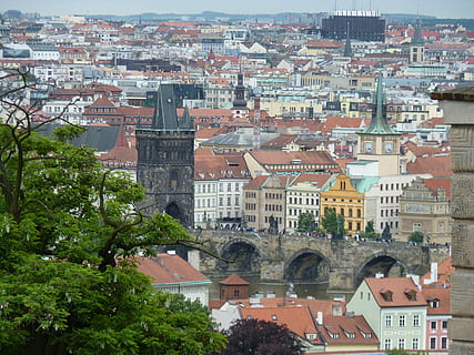 sostres, praga, vista, ciutats, arquitectura, paisatge, sostre, estructura construïda, ciutat, edifici, exterior de l'edifici, barri residencial, arbre, dia, paisatge urbà, vista d’angle alt, planta, ple de gent, naturalesa, lloc de culte, multitud, destinacions de viatge, viatjar, a l'aire lliure, comunitat, 4K, CC0, domini públic, lliure de regalies