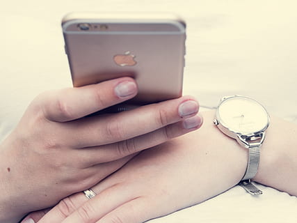 Person, halten, Rose, gold iphone 6, 6s, iphone, Plus, Apfel, Weiß, Bildschirm, spotten, oben, Frau, Hand, benutzen, Smartphone, Telefon, Uhr, sehen, Clever, Mädchen, Gerät, Handy, Mobiltelefon, jung, Menschen, Lebensstil, mit, App, berühren, Sozial, Technologie, Botschaft, Geschäft, SMS, menschliche Hand, eine Person, menschliches Körperteil, echte Menschen, Ring, drinnen, Schmuck, Nahansicht, Lebensstile, Kommunikation, Zeit, Verbindung, kabellose Technologie, tragbares Informationsgerät, Armbanduhr, Finger, 4K, CC0, gemeinfrei, lizenzfrei