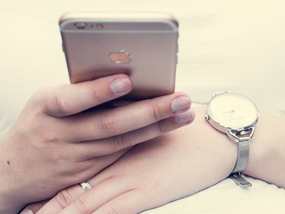 persona, celebració, rosa, iphone d'or 6, 6s, iphone, més, poma, blanc, pantalla, burla, amunt, dona, mà, utilitzar, smartphone, telèfon, rellotge, veure, intel·ligent, noia, dispositiu, mòbil, jove, gent, estil de vida, utilitzant, aplicació, tocar, social, tecnologia, missatge, negocis, missatges de text, mà humana, una persona, part del cos humà, persones reals, anell, a l'interior, joieria, primer pla, estils de vida, comunicació, temps, connexió, telèfon intel·ligent, tecnologia sense fils, dispositiu d’informació portàtil, rellotge de polsera, dit, 4K