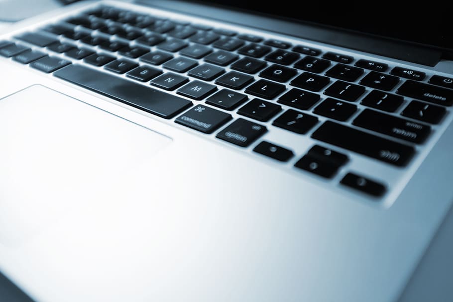 MacBook Pro, fermer, macbook, pro, La technologie, portable, ordinateur, clavier d'ordinateur, l'Internet, affaires, pc, personne, équipement, clé d'ordinateur, la communication, moderne, Technologie sans fil, lien, clavier, à l'intérieur, équipement informatique, texte, partie informatique, espace de copie, prise de vue en studio, objet unique, lettre, couleur argentée, communications globales, 4K