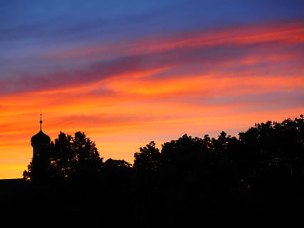 cel, posta de sol, núvols, groc, campanar, groc, campanar, ulm, silueta, vespre, color taronja, naturalesa, retroil·luminat, sortida del sol - alba, a l'aire lliure, llum solar, sol, destinacions de viatge, arquitectura, estructura construïda, cap gent, arbre, planta, núvol - cel, bellesa a la natura, escenics - natura, religió, lloc de culte, exterior de l'edifici, creença, torre, edifici, fletxa, cel romàntic, 4K, CC0, domini públic, lliure de regalies