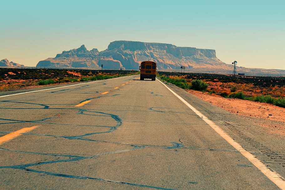 groc, vehicle, el pas, mig, camp de gespa, autobús escolar, carretera, paviment, desert, sorra, desert, sorra, plantes, rural, muntanyes, penya-segats, sol, calenta, transport, a l'aire lliure, dia, cel, esport, direcció, el camí a seguir, muntanya, símbol, signe, marcatge de carreteres, marcatge, naturalesa, cap gent, manera de transport, lideratge, perspectiva decreixent, orientació, ciutat, cel clar, asfalt, línia divisòria, 4K