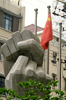 faust, kämpfen, Monument, keine Leute, Flagge, die Architektur, gebaute Struktur, Tag, Patriotismus, Gebäudehülle, Skulptur, Darstellung, menschliche Darstellung, draußen, Natur, Kunst und Handwerk, Kreativität, Pflanze, Statue, solide, Geschichte, Gebäude, 2K, CC0, gemeinfrei, lizenzfrei