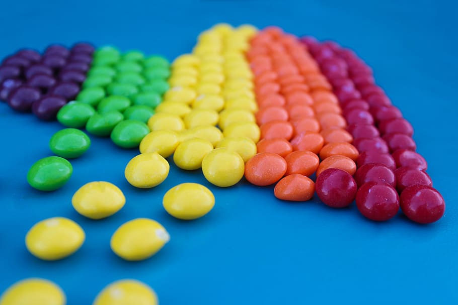 colori assortiti, partita, caramella, avvicinamento, colori, contrasto, profondità di campo, dolce, sapori, cibo, macro, arcobaleno, il giro, completano, spuntino, aspro, sfondo colorato, blu, multicolore, girato in studio, sfondo blu, in casa, grande gruppo di oggetti, variazione, scelta, nessuno, cibo e bevande, pillola, dose, abbondanza, capsula, medicina, assistenza sanitaria e medicina, tentazione, 5K