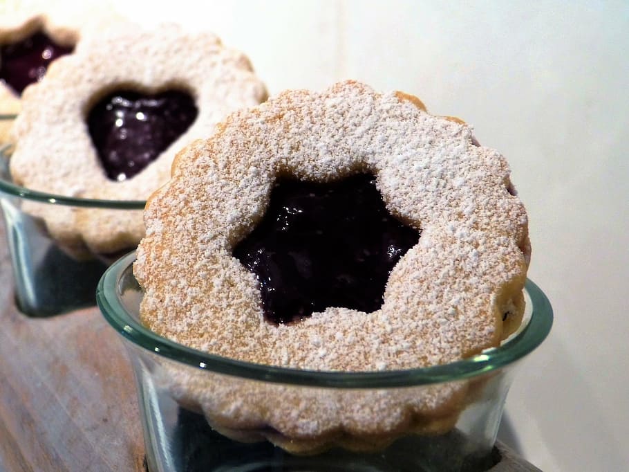 foto de primer pla, al forn, pastisseria, cookie, petoners, ple, advent, Nadal, cookies, enfornar, amb amor, petits pastissos, deliciós, sucre, sucre en pols, farina d'espelta, motiu de Nadal, menjar, postres, menjar dolç, pastís, berenar, gourmet, xocolata, menjar i beguda, primer pla, dolç, a l'interior, frescor, indulgència, cap gent, natura morta, taula, bol, llest per menjar, pa, celebració, sucre morè, temptació, 2K