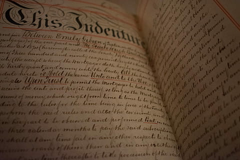 skriftlige gerninger, åbnet, Bestil, tekst, skrivning, manuskript, kursiv, kalligrafi, meddelelse, papir, fortiden, historie, ingen mennesker, indendørs, vestlige script, arkitektur, gammel, offentliggørelse, tæt på, selektiv fokusering, side, kunstkultur og underholdning, åben, stilleben, 5K, CC0, offentligt domæne, royaltyfrie
