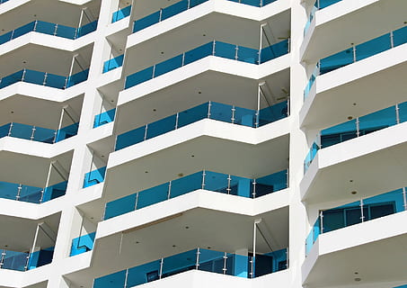 Gebäude, modern, Muster, modernes Gebäude, die Architektur, Glas, Außen, Design, Struktur, Wohnung, Baugewerbe, Wohnsiedlung, gebaute Struktur, Balkon, Blau, Gebäudehülle, Wohngegend, städtische Szene, Wohnhaus, Beton, Haus, Wohneigentum, Neu, Flachwinkelansicht, Fenster, keine Leute, Stadt, Tag, Vollbild, draußen, Wiederholung, Hintergründe, weiße Farbe, Himmel, Natur, Bürogebäude außen, Wolkenkratzer, 1080P, CC0, gemeinfrei, lizenzfrei